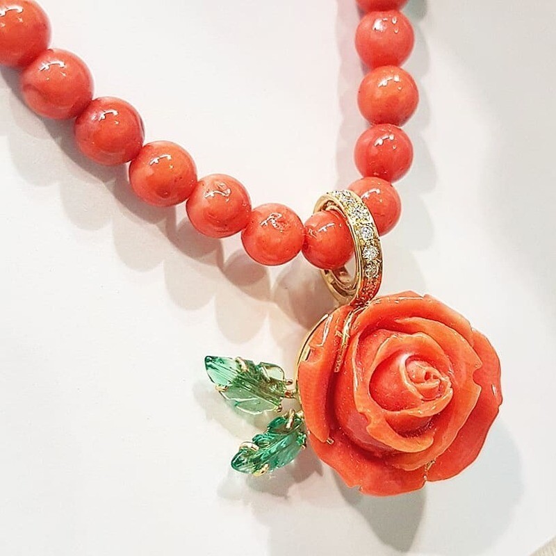 Collana con Rosa di Corallo, smeraldi e diamanti