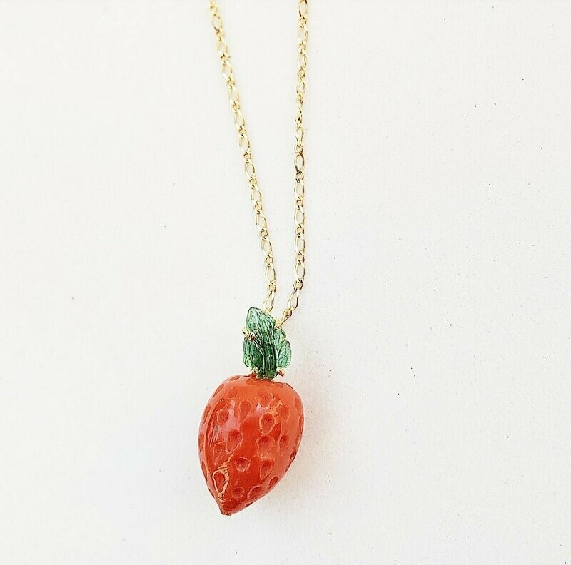 Collana con fragola di corallo e foglia di smeraldo