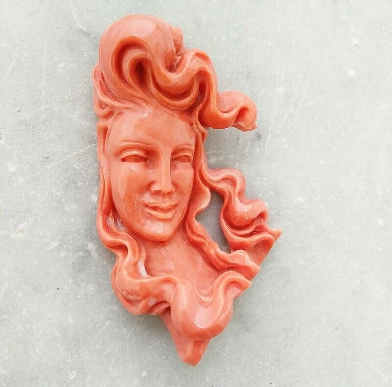 Volto di Donna scolpito in corallo
