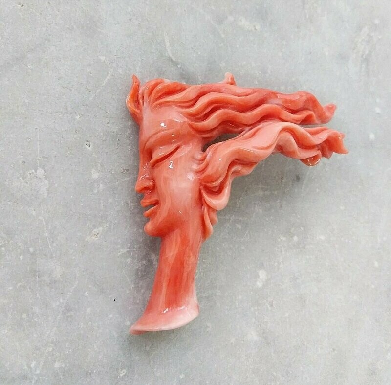 Volto di donna al vento in Corallo