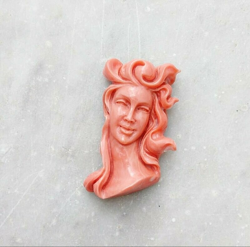 Volto di donna in Corallo