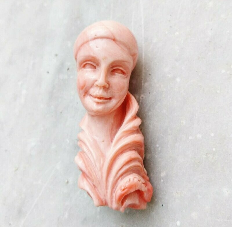Volto di Pierrot inciso in corallo rosa