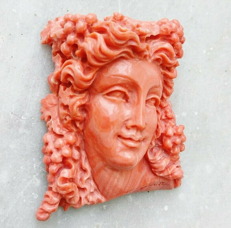 Volto di Baccante in Corallo