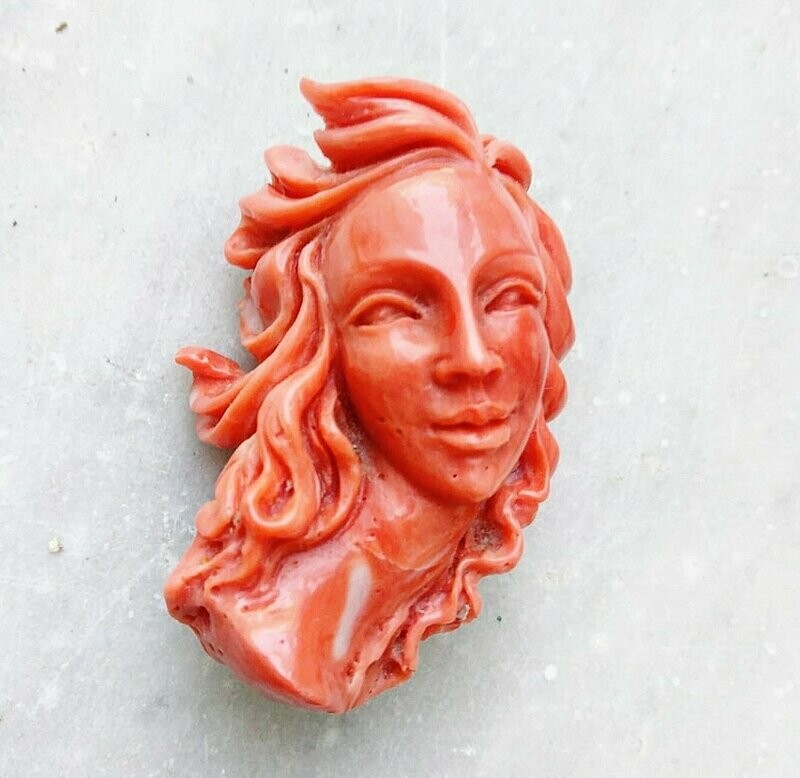 Volto di Donna in Corallo