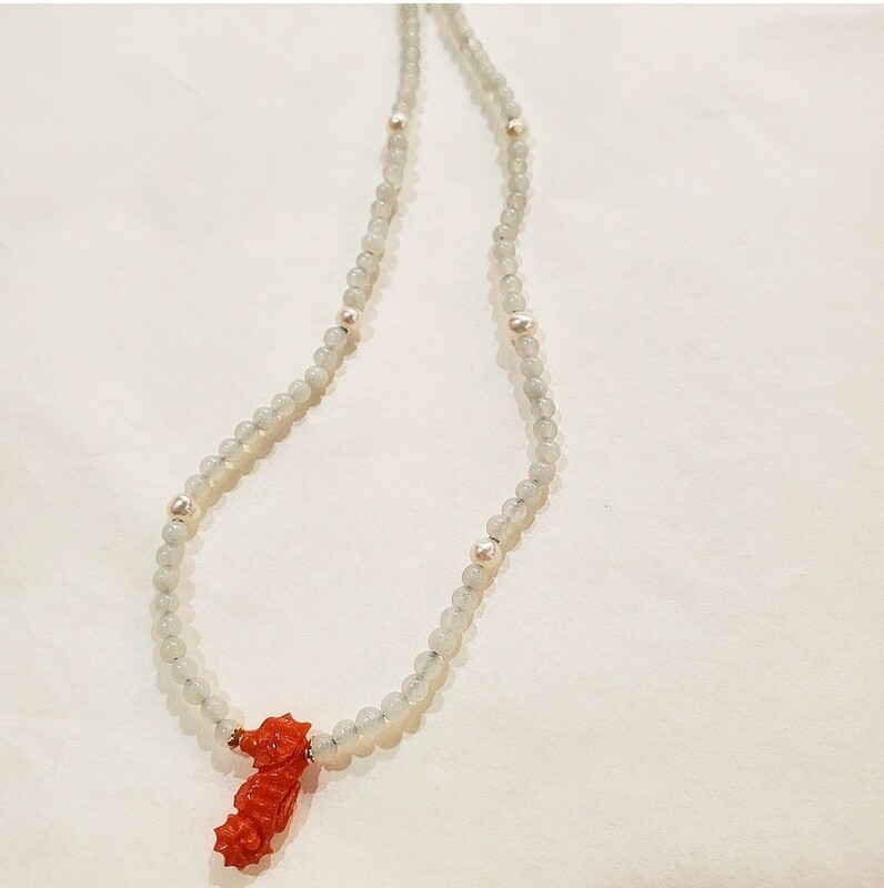 Collana con cavalluccio marino di corallo, perle e amazzonite