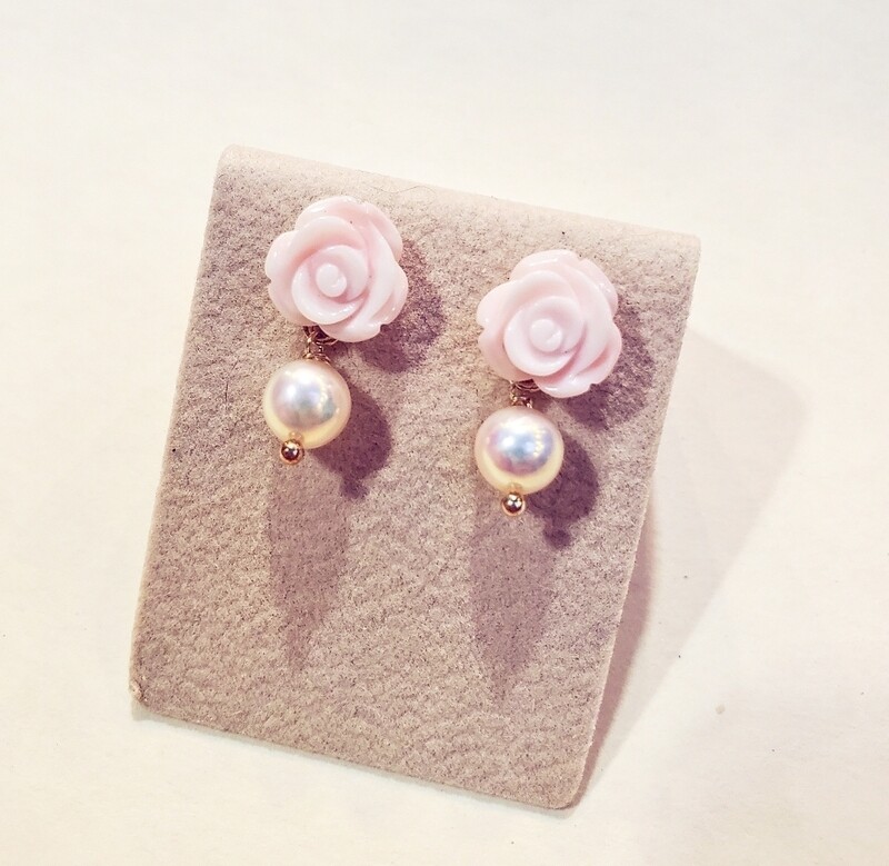 Orecchini con rose mignon di conchiglia rosa e perle