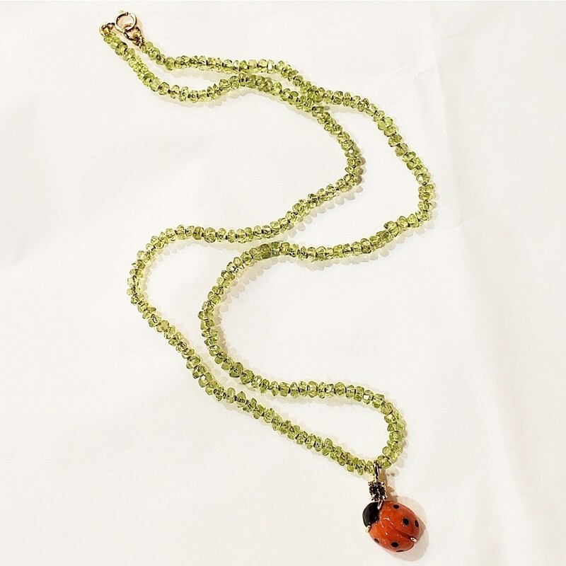 Collana con peridoti e coccinella di corallo