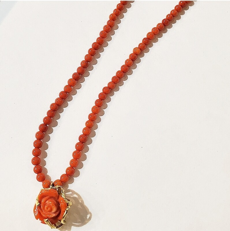 Collana di corallo con rosellina