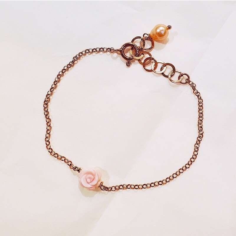 Bracciale con rosa di conchiglia e perla