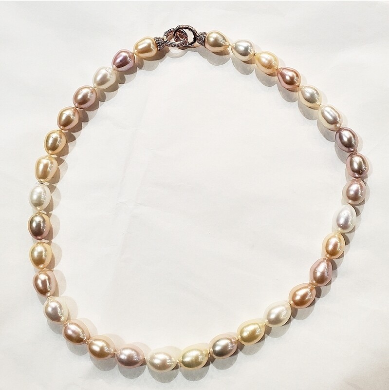 Collana con perle multicolor rosate