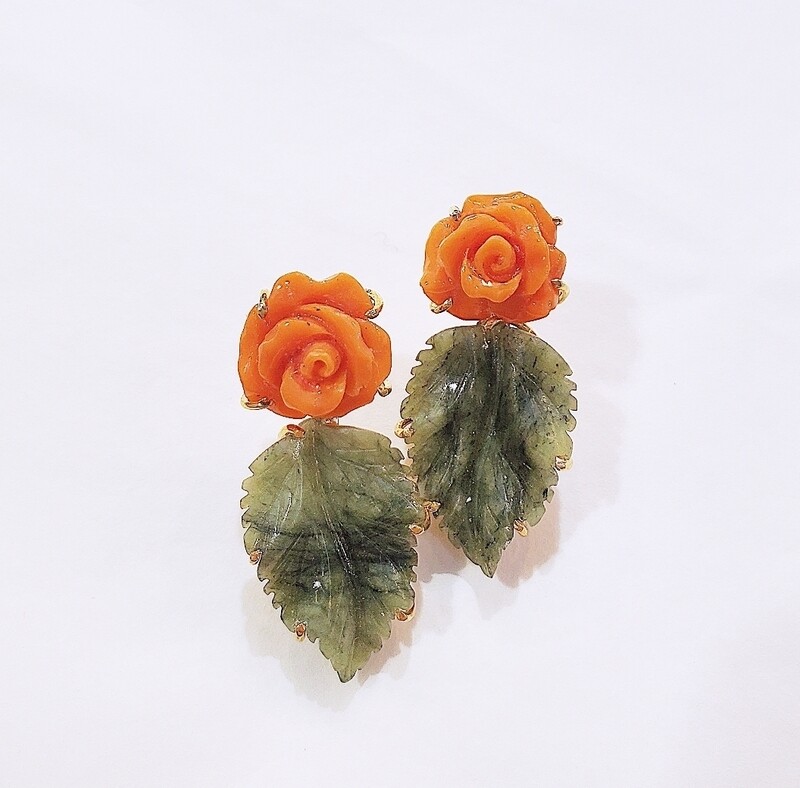 Orecchini rose di corallo e foglie di serpentina