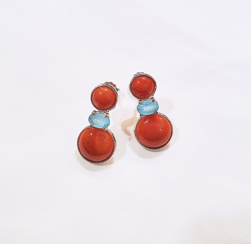 Orecchini con cabochon di corallo rosso e apatite