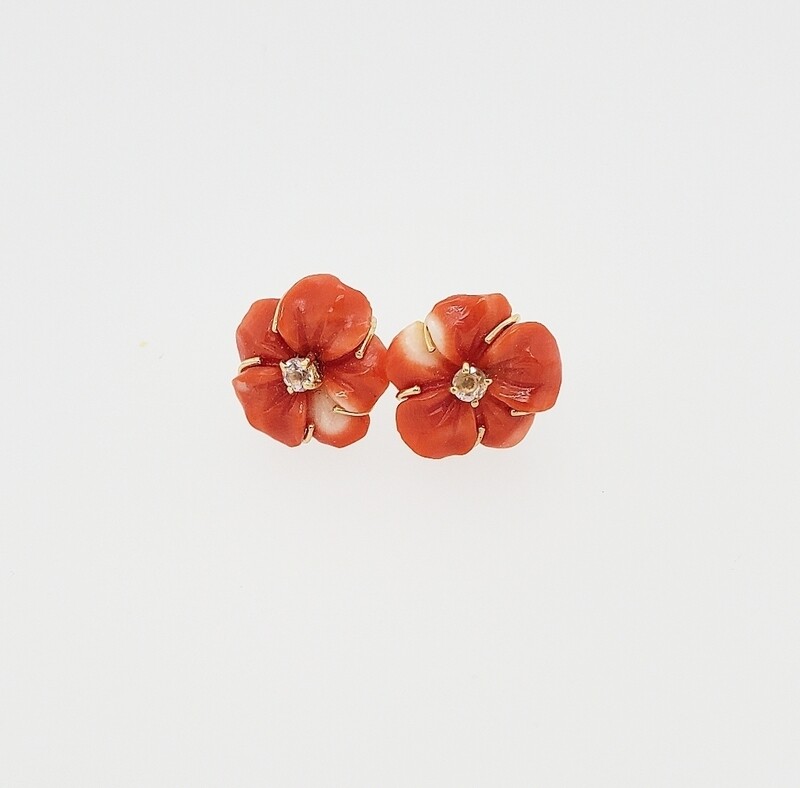 orecchini con fiori di corallo cerasuolo e tormaline. oro giallo 18kt