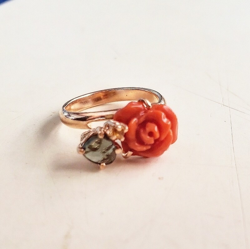 Anello con rosa di corallo, zaffiro e citrino