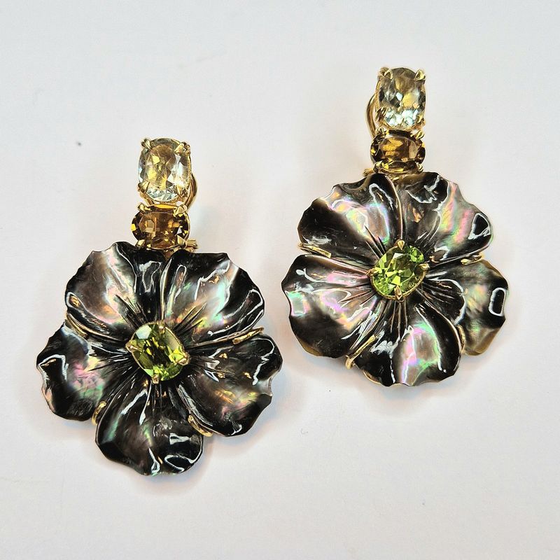 Orecchini con fiori di madreperla, peridoti, quarzi e prasiolite