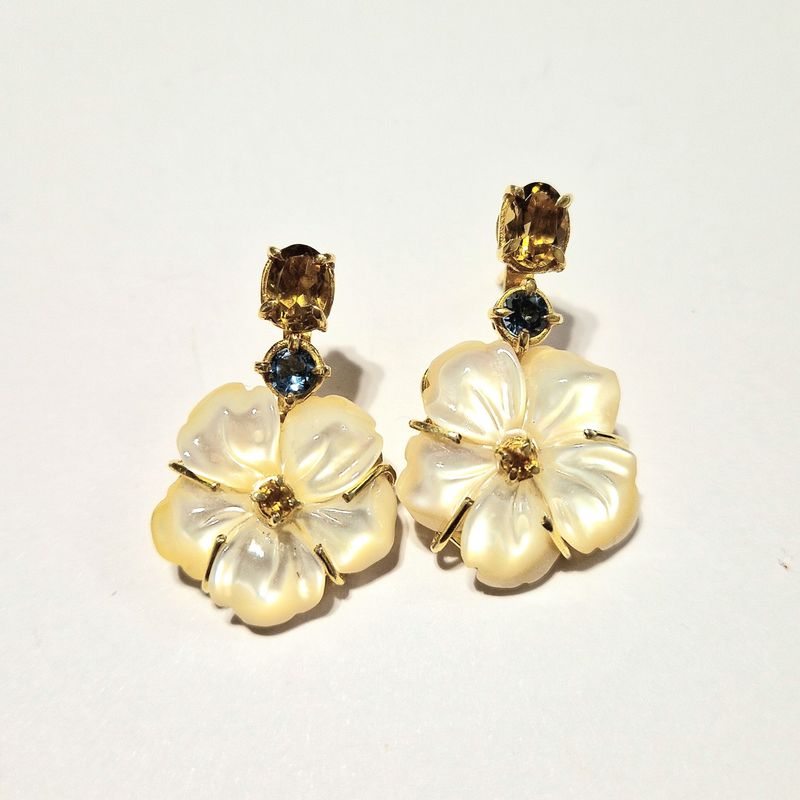 Orecchini con fiori di madreperla, topazi blu e quarzi