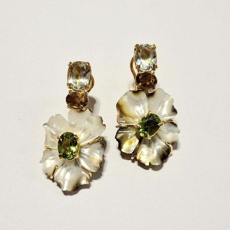 Orecchini di madreperla grigia, peridoti, quarzi, prasioliti