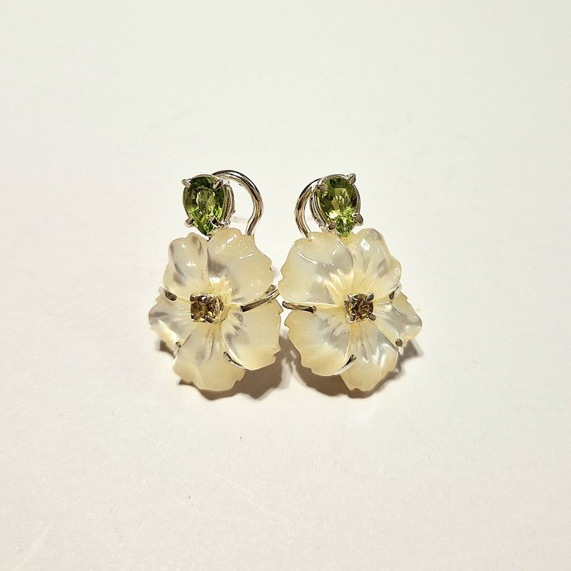 Orecchini con fiori di madreperla australiana, peridoti e citrini