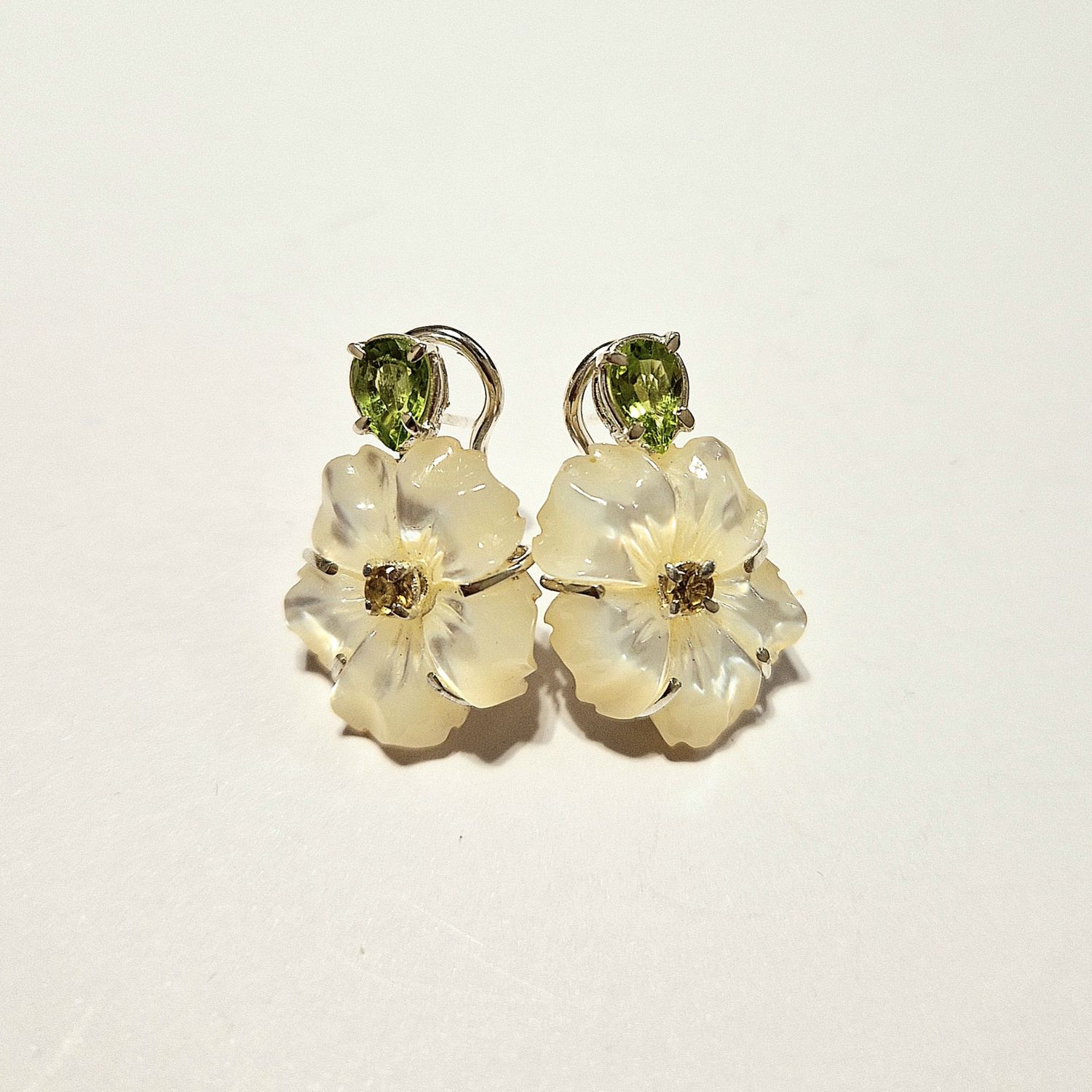 Orecchini con fiori di madreperla australiana, peridoti e citrini