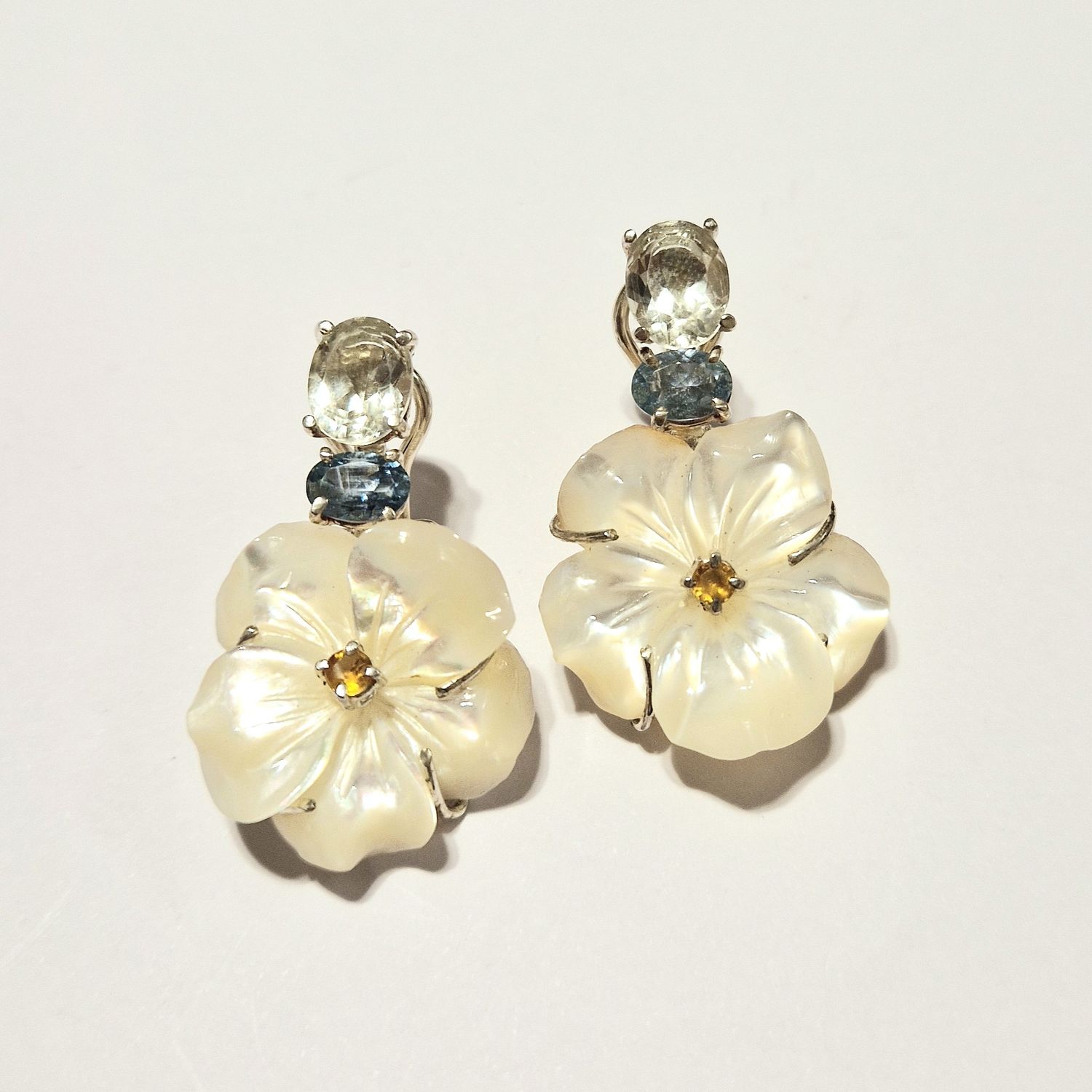 Orecchini con fiori di madreperla australiana, prasioliti, citrini, topazi blu