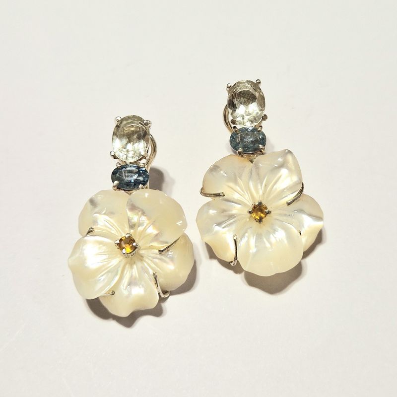 Orecchini con fiori di madreperla australiana, prasioliti, citrini, topazi blu