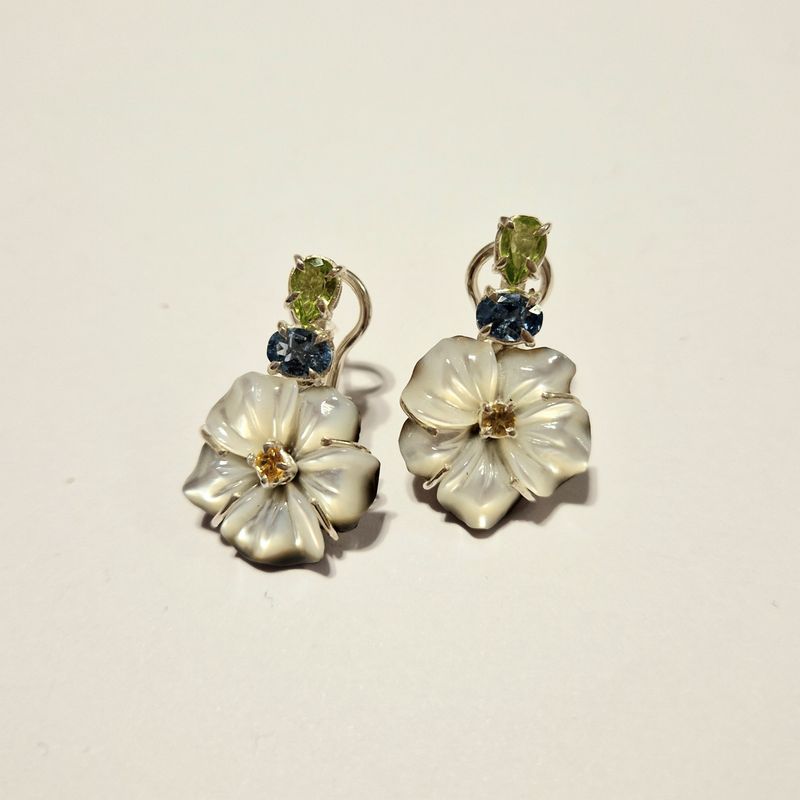 Orecchini con fiori di madreprla australiana  peridoti, citrini e topazi blu