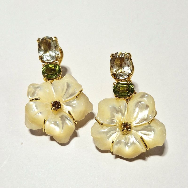Orecchini con fiori di madreperla, prasioliti, peridoti e citrini