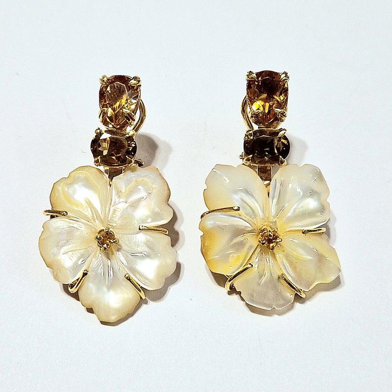 Orecchini con fiori di madreperla dorata, citrini e quarzi