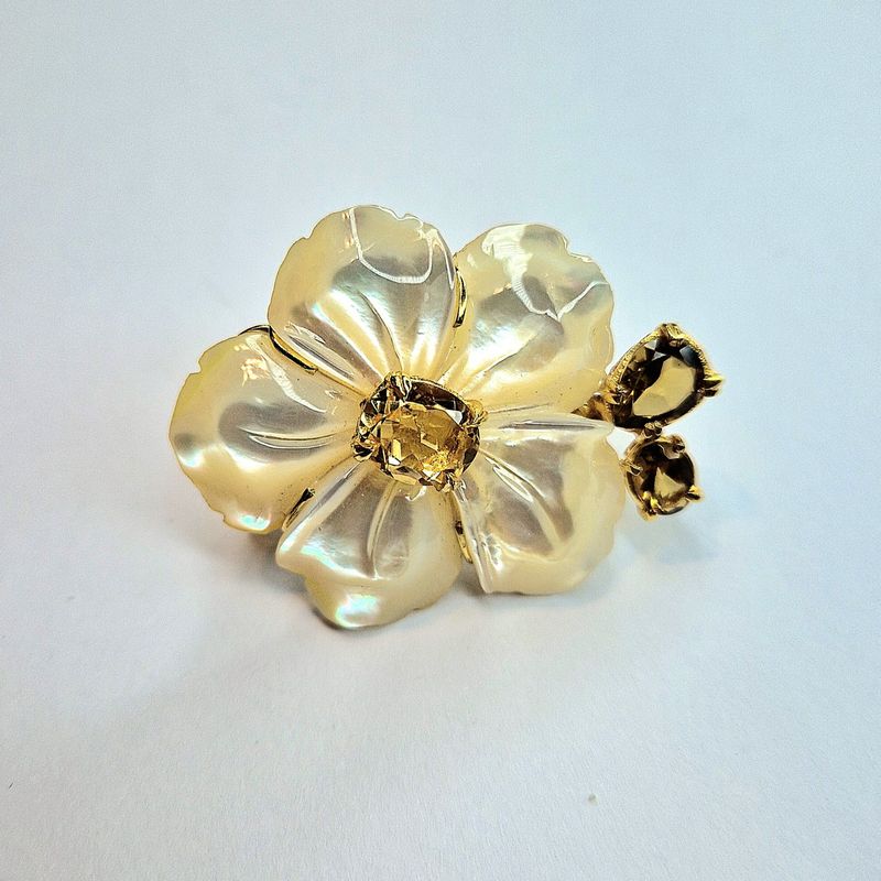 Anello con fiore di madreperla bianca, citrini e quarzi