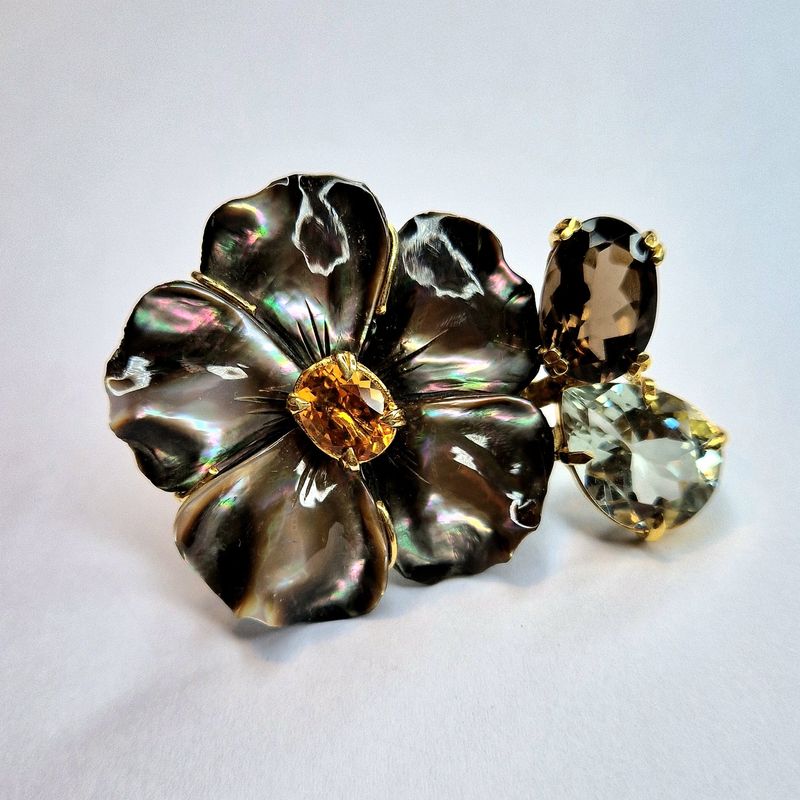 Anello con madreperla grigia, citrino, quarzo e prasiolite