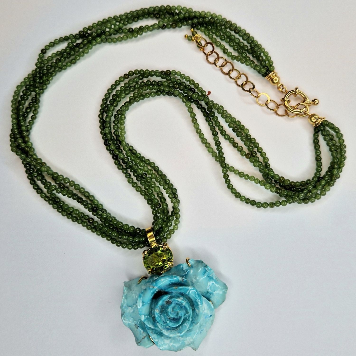 Collana con rosa di turchese, peridoto e fili di giada