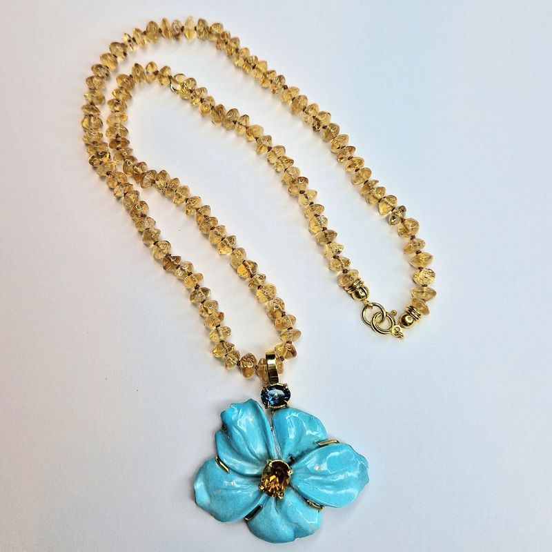 Collana con fiore di turchese, citrini e topazio blu