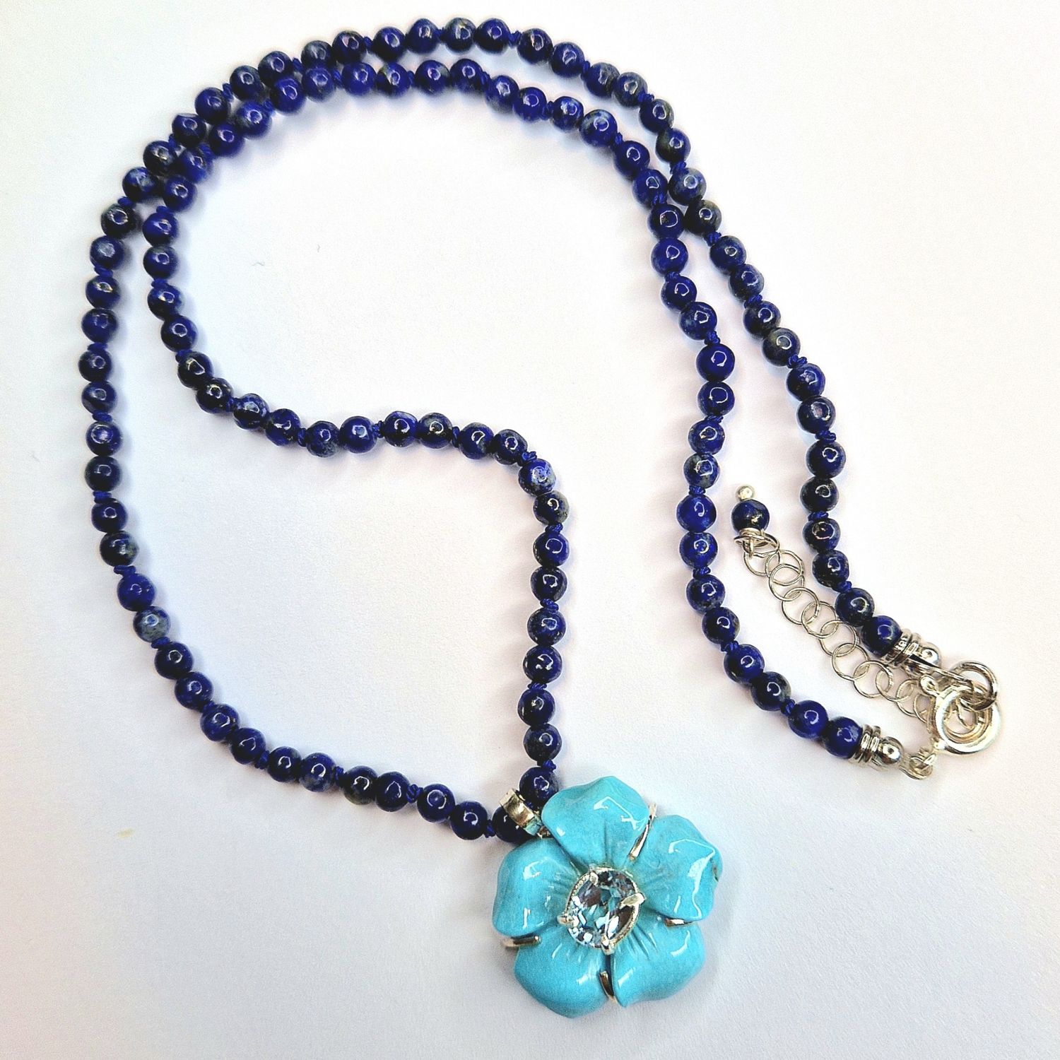 Collana con fiore di turchese, topazio azzurro e lapislazzuli
