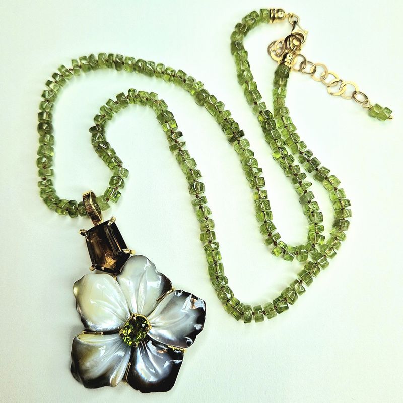 Collana con fiore di madreperla grigia, peridoti e quarzo fumé