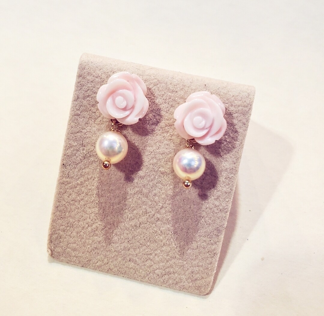 Orecchini con rose mignon di conchiglia rosa e perle