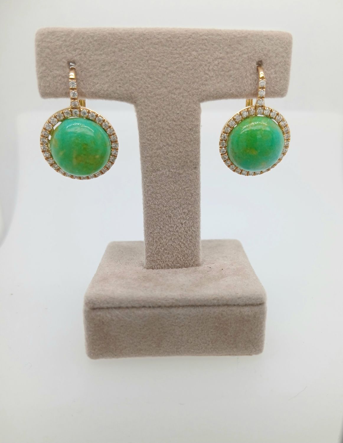 Cabochon tondi di turchese verde con oro e diamanti