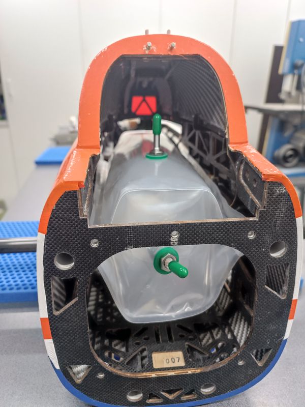 Beuteltank für Hangar 9 - MB 339
