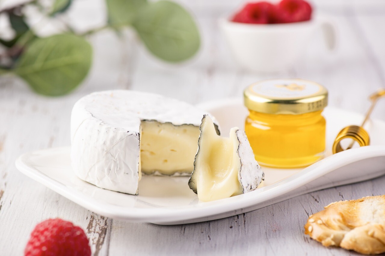 Сыр с белой плесенью "Камамбер" в корочке из фруктовой золы