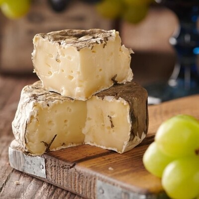 Сыр с белой плесенью  GRAPPA выдержанный в виноградных листьях вымоченных в грушевом дистилляте
