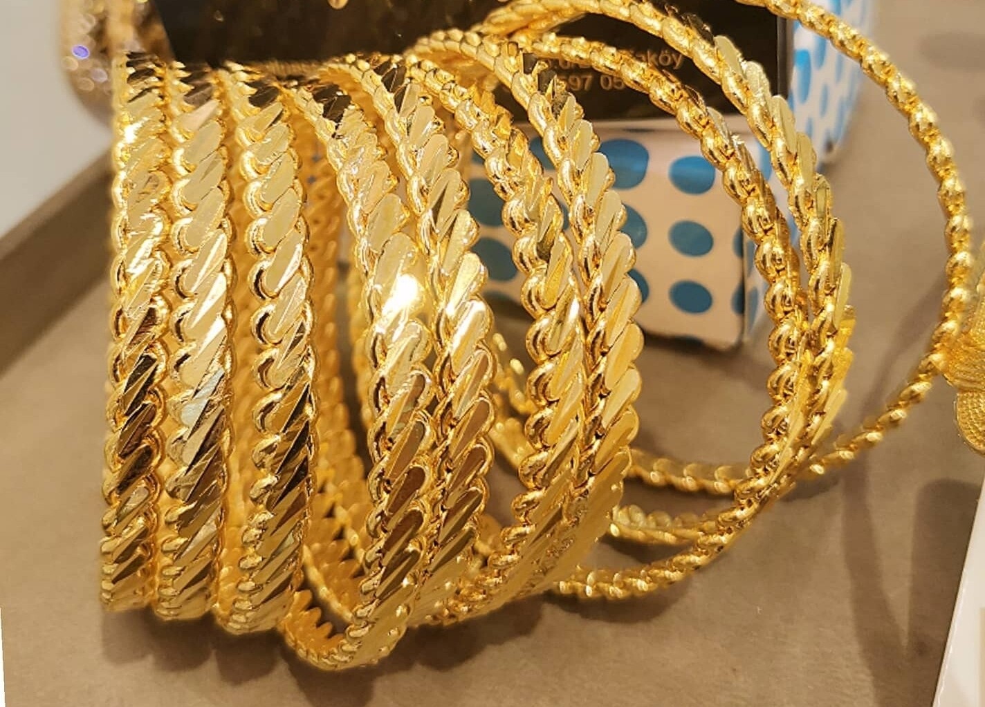 22 Karat Hart-Vergoldung
Edle und Hochwertige Verarbeitung je stück
Grösse 17-21cm ○