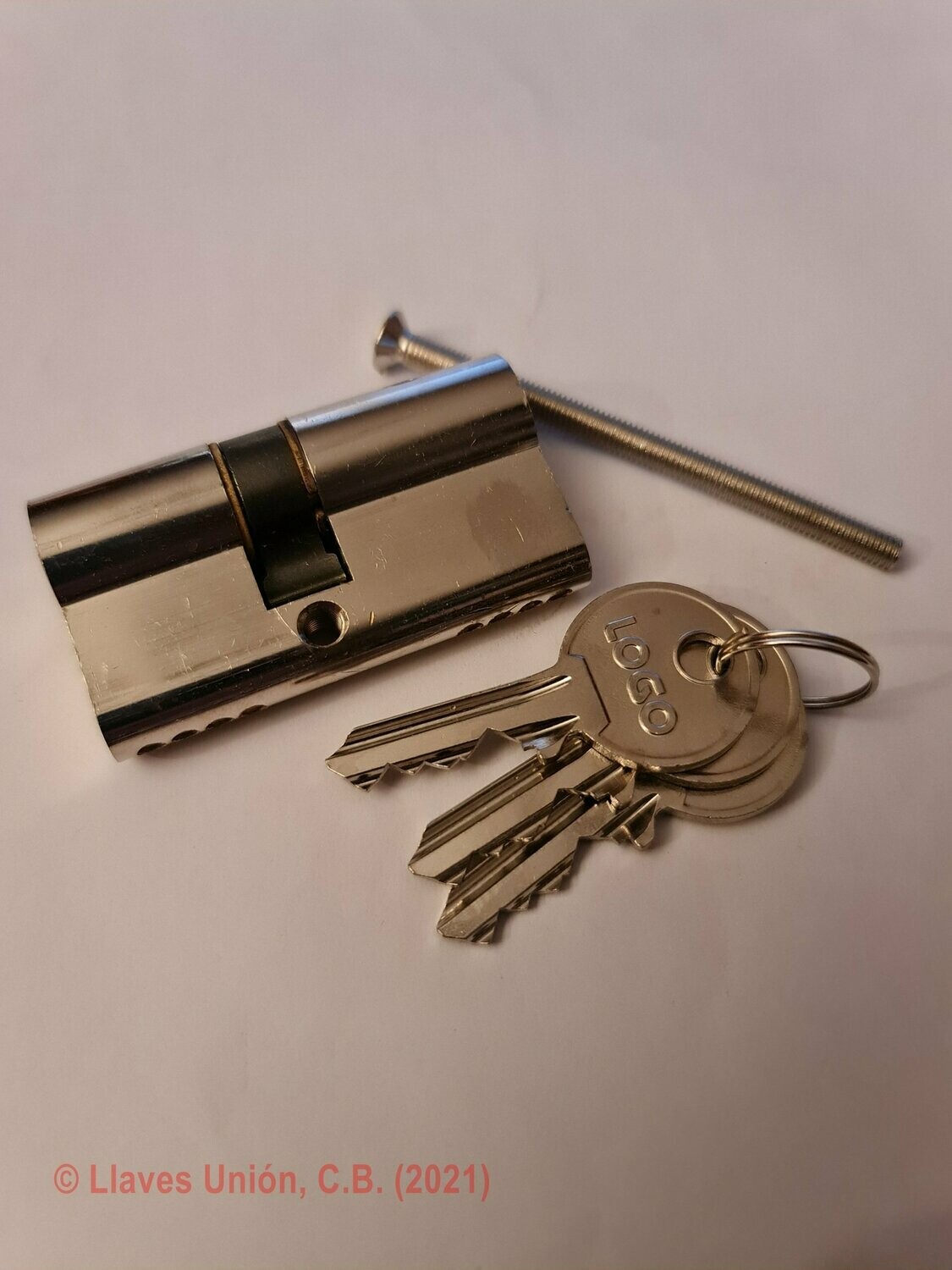 Cilindro CISA LOGO 27x33 mm. Niquelado. Llave Serreta. Leva Larga