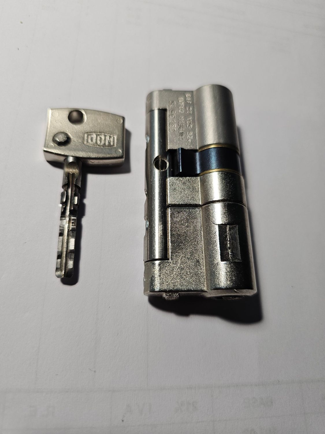 Cilindro DOM DIAMANT 40x30 mm. Niquelado. Llave Incopiable. Leva Larga