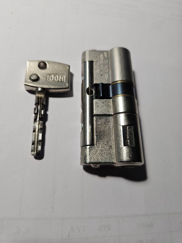 Cilindro DOM DIAMANT 40x30 mm. Niquelado. Llave Incopiable. Leva Larga