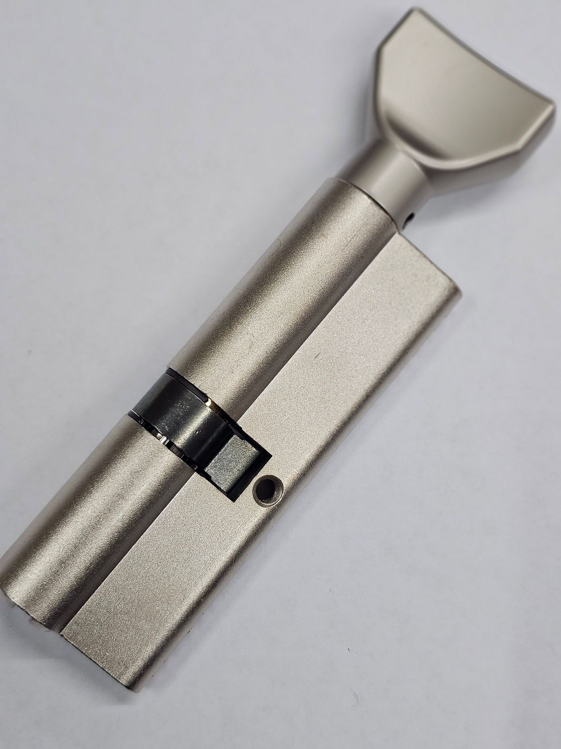 Cilindro ISEO R6 50x40 mm. Niquelado. Llave Seguridad. Pomo 50. Leva Larga