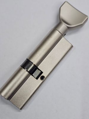 Cilindro ISEO R6 50x40 mm. Niquelado. Llave Seguridad. Pomo 50. Leva Larga