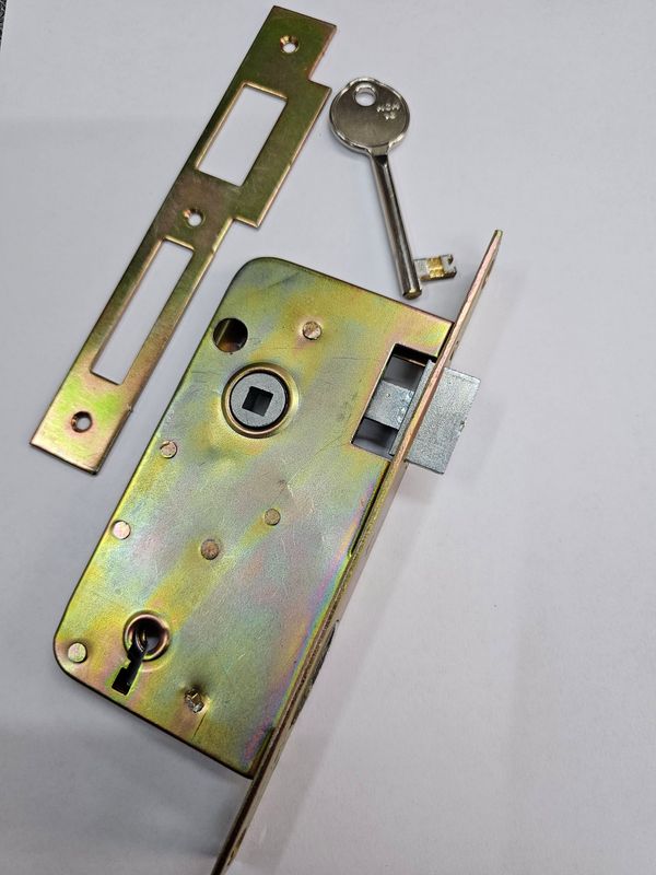 Cerradura  Embutir Madera ILARGI 63R 60 mm.