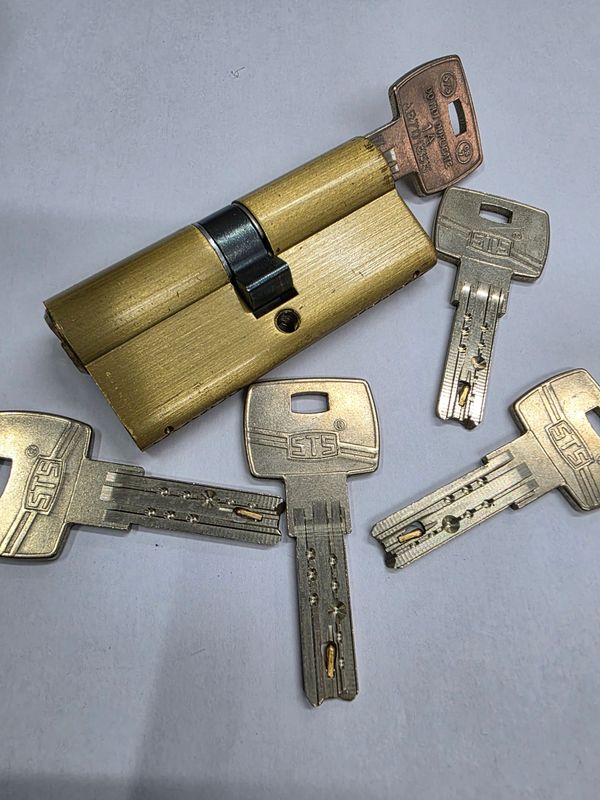 Cilindro STS CS7 35x35 mm. Latonado. Leva Larga