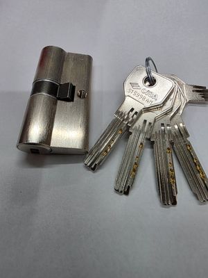 Cilindro Europerfil CISA ASIX de Seguridad 30x30 mm. Niquelado. Leva Larga. Llaves Iguales Cilindro Europerfil CISA ASIX de Seguridad 30x30 mm. Niquelado. Leva Larga. Llaves Iguales