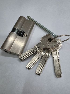 Cilindro Europerfil CISA ASIX de Seguridad 35x35 mm. Niquelado. Leva Larga Cilindro Europerfil CISA ASIX de Seguridad 35x35 mm. Niquelado. Leva Larga