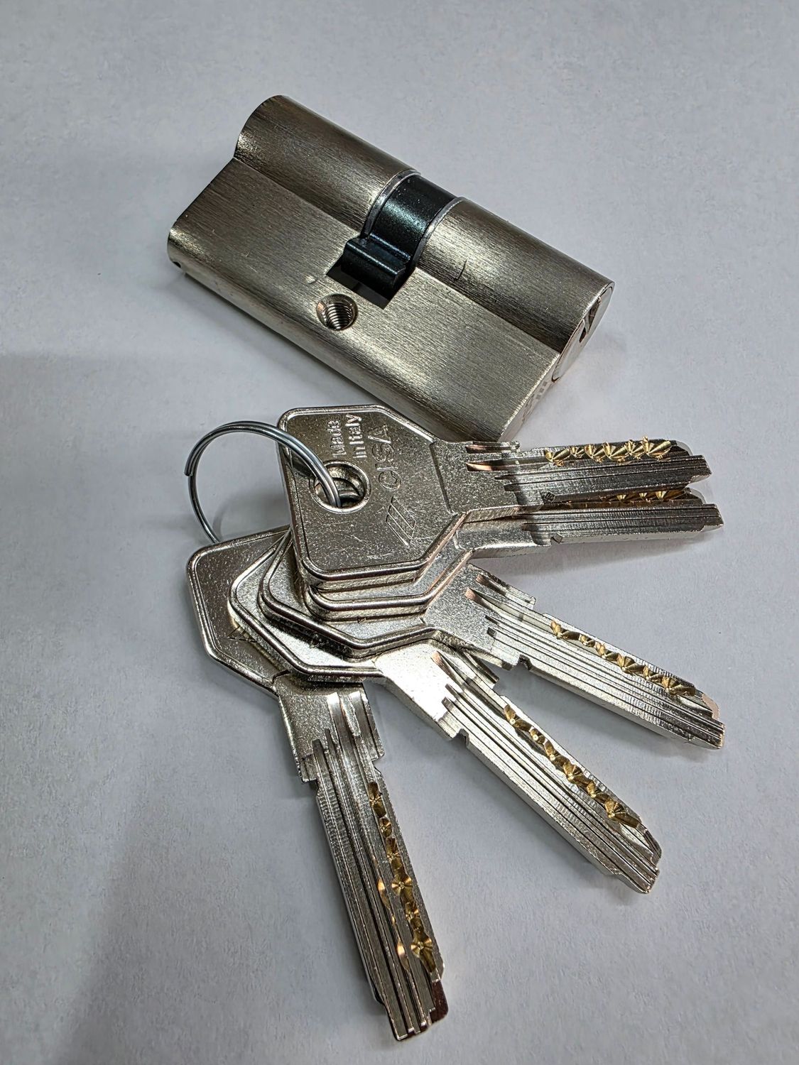 Cilindro Europerfil CISA ASIX de Seguridad 30x30 mm. Niquelado. Leva Corta. Llaves Iguales Cilindro Europerfil CISA ASIX de Seguridad 30x30 mm. Niquelado. Leva Corta. Llaves Iguales